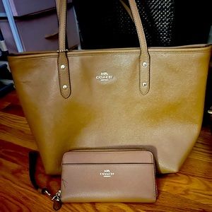 Coach caramel  purse with carel  wallet like new